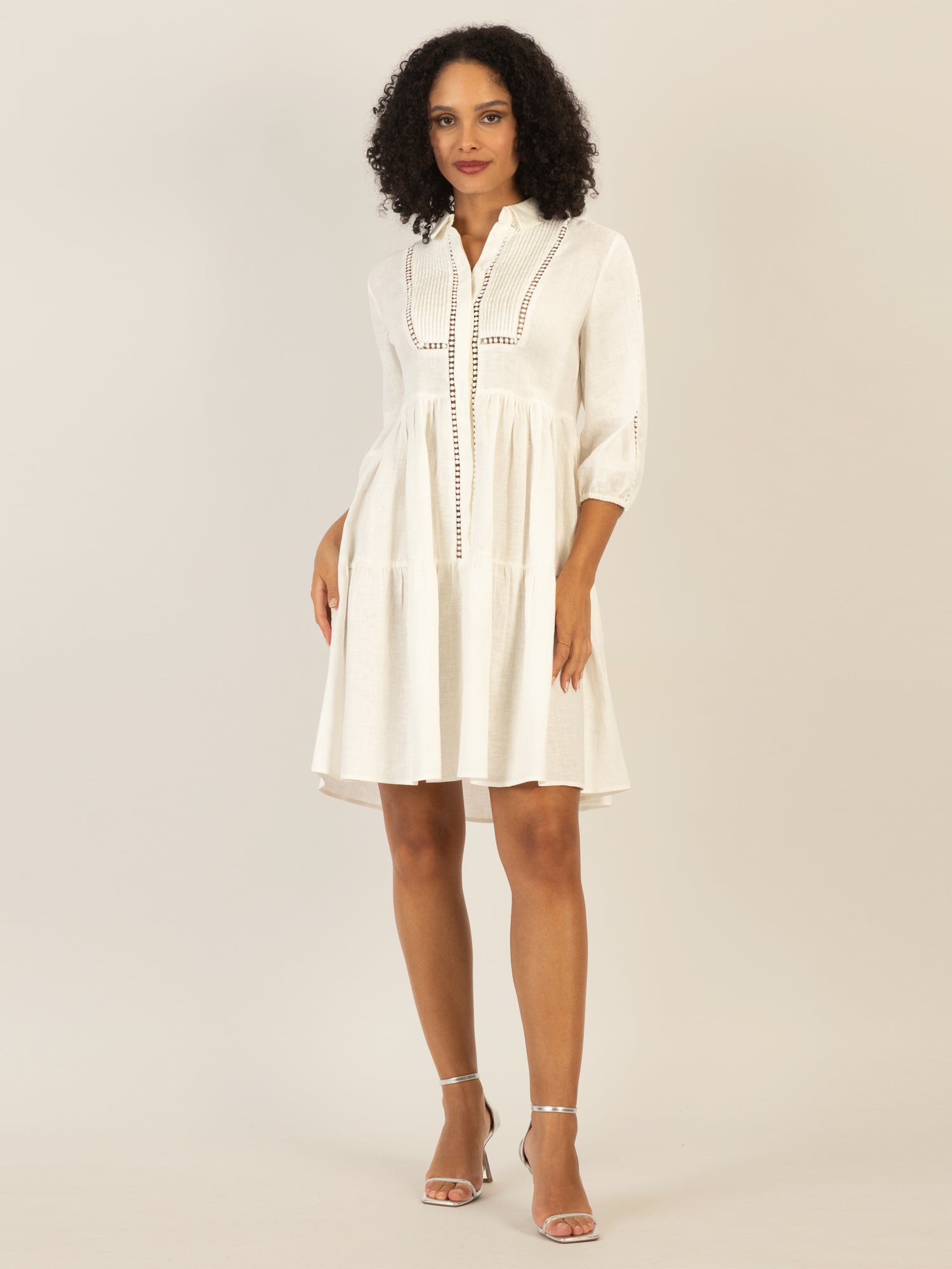 Mint & Mia Kurzes Leinen Kleid mit Biesen und Volantstufen | creme