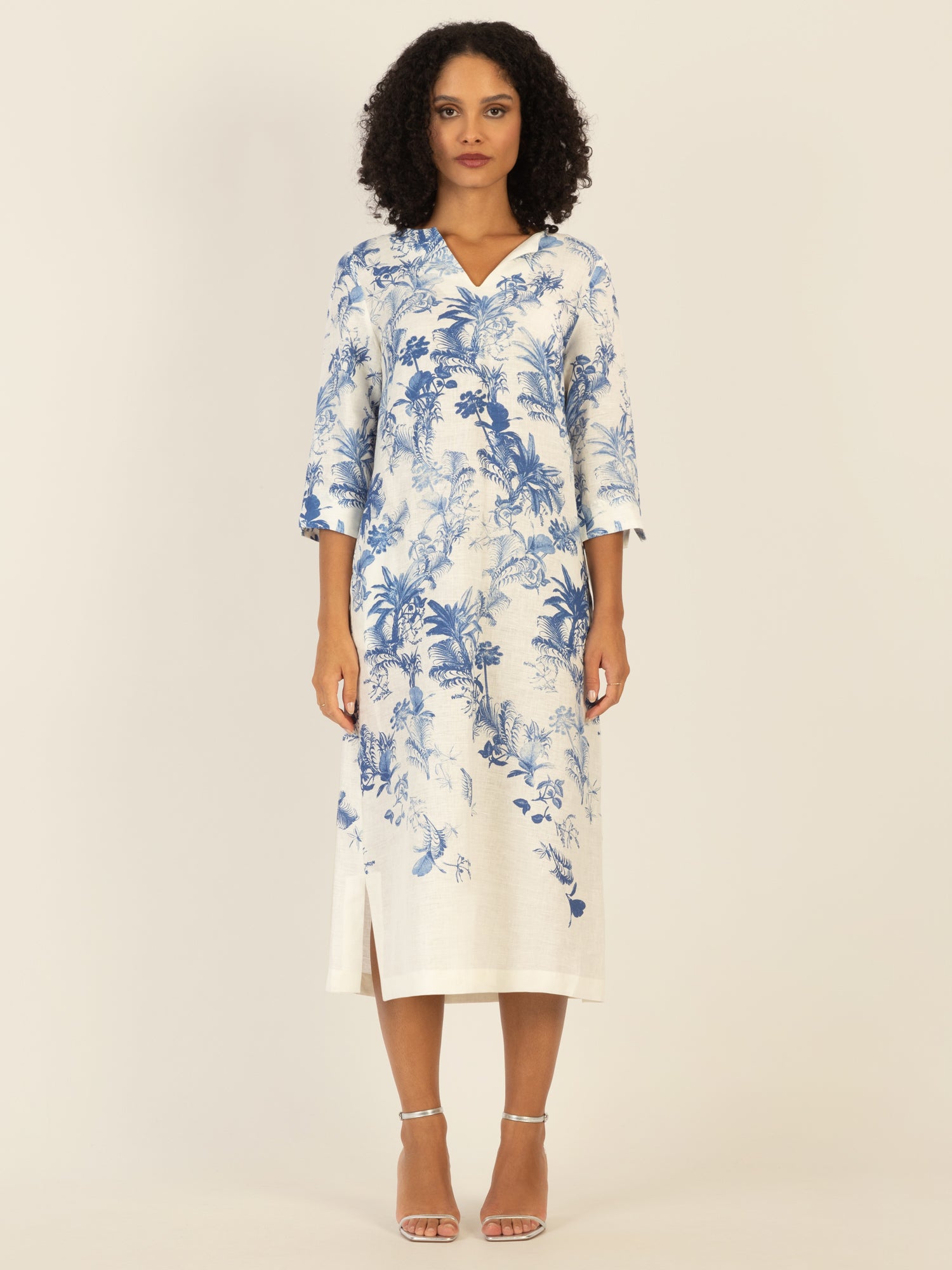 Mint & Mia Langes Tunika Leinen Kleid mit botanischem Print | creme-hellblau
