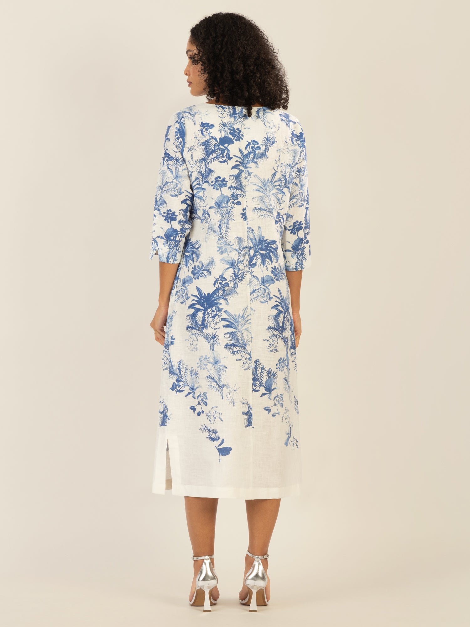 Mint & Mia Langes Tunika Leinen Kleid mit botanischem Print | creme-hellblau