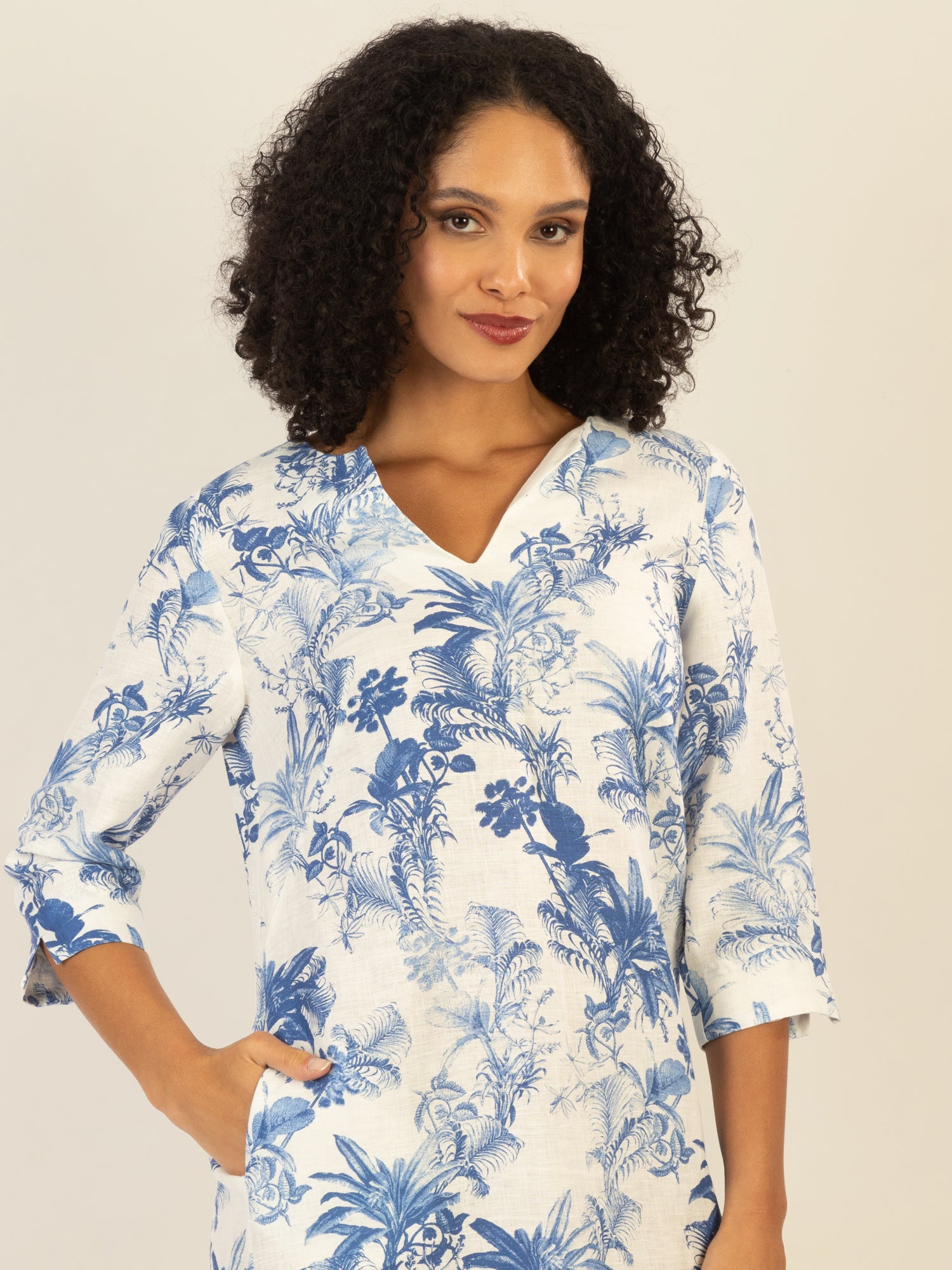 Mint & Mia Langes Tunika Leinen Kleid mit botanischem Print | creme-hellblau