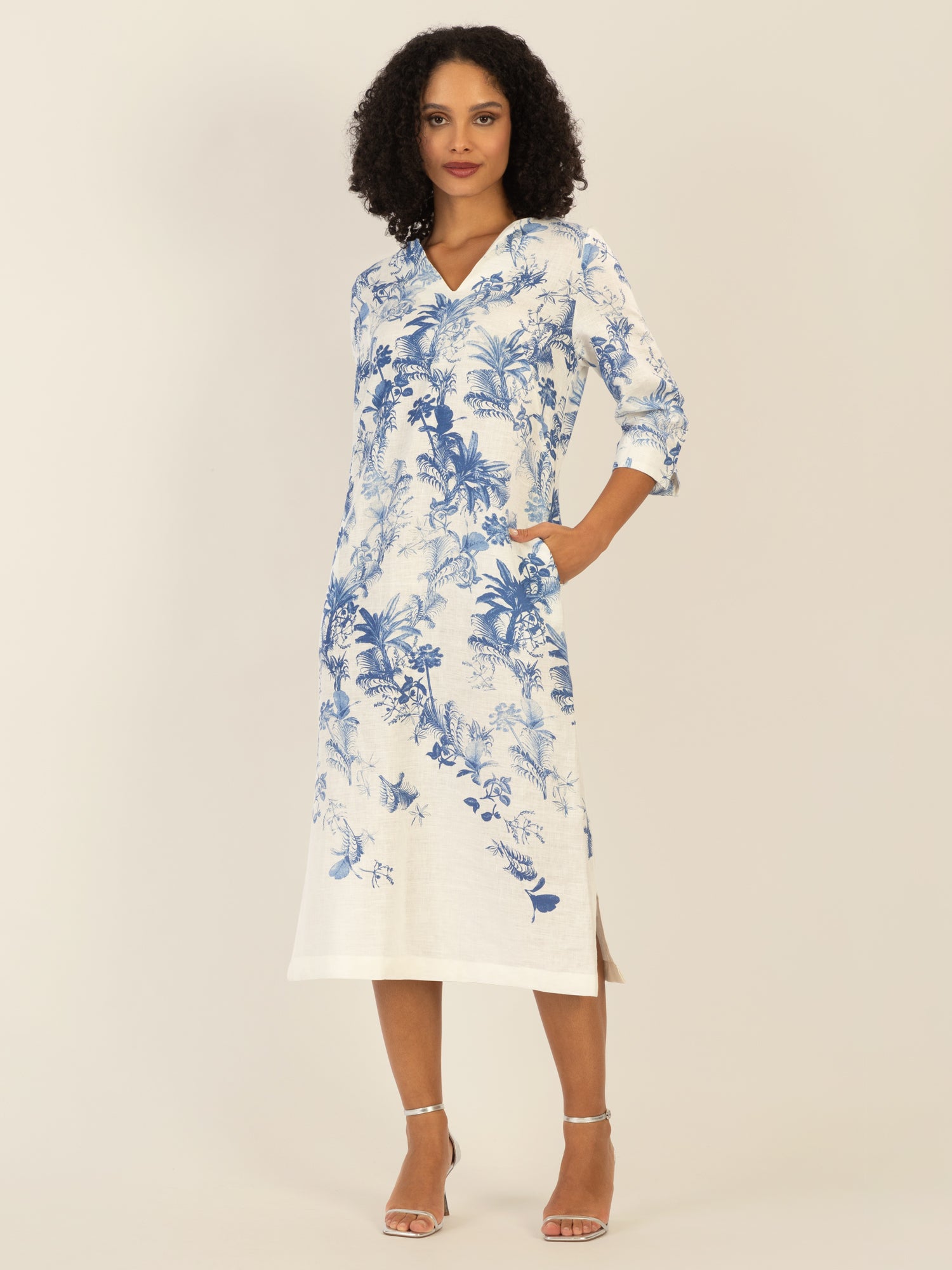Mint & Mia Langes Tunika Leinen Kleid mit botanischem Print | creme-hellblau
