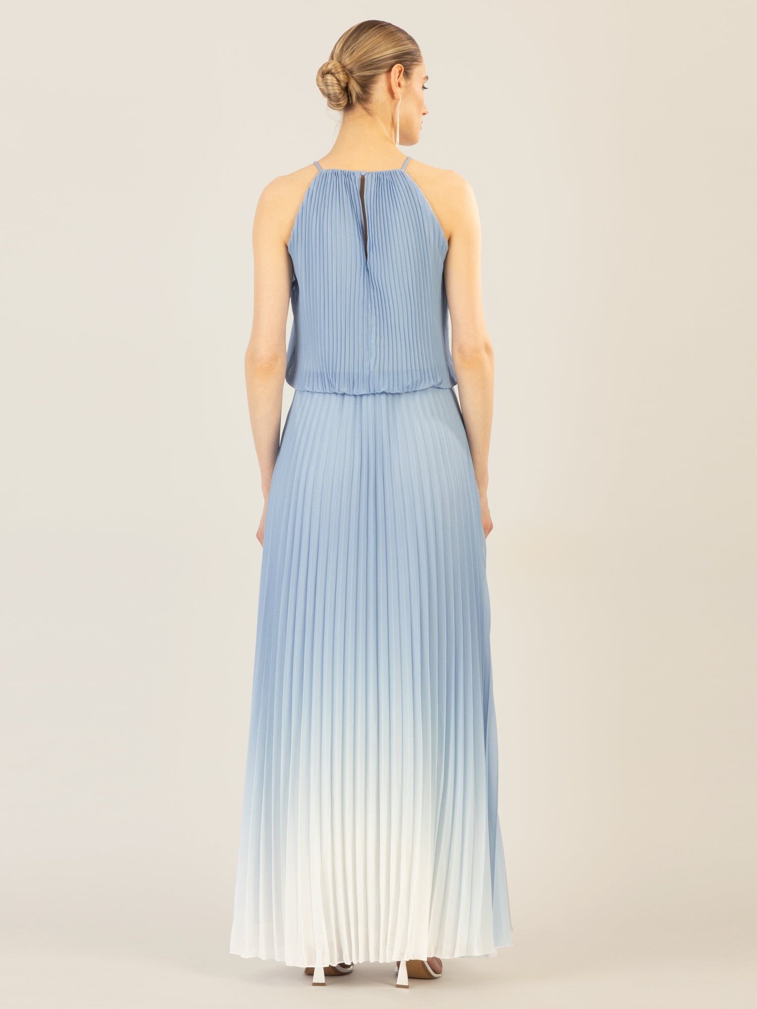 APART langes Plisseekleid im Neckholder-Stil mit Batik-Effekt | hellblau-creme