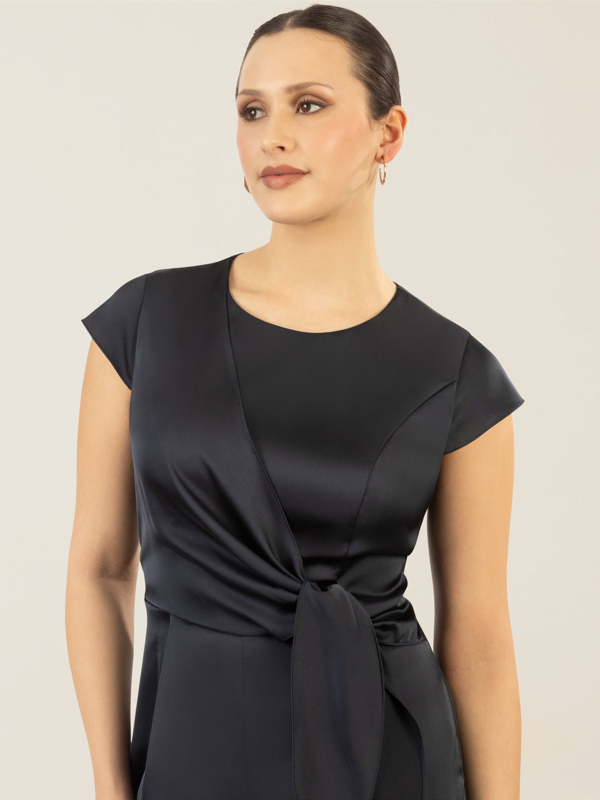 APART Satinoverall mit asymmetrischem Wickel zum knoten | nachtblau
