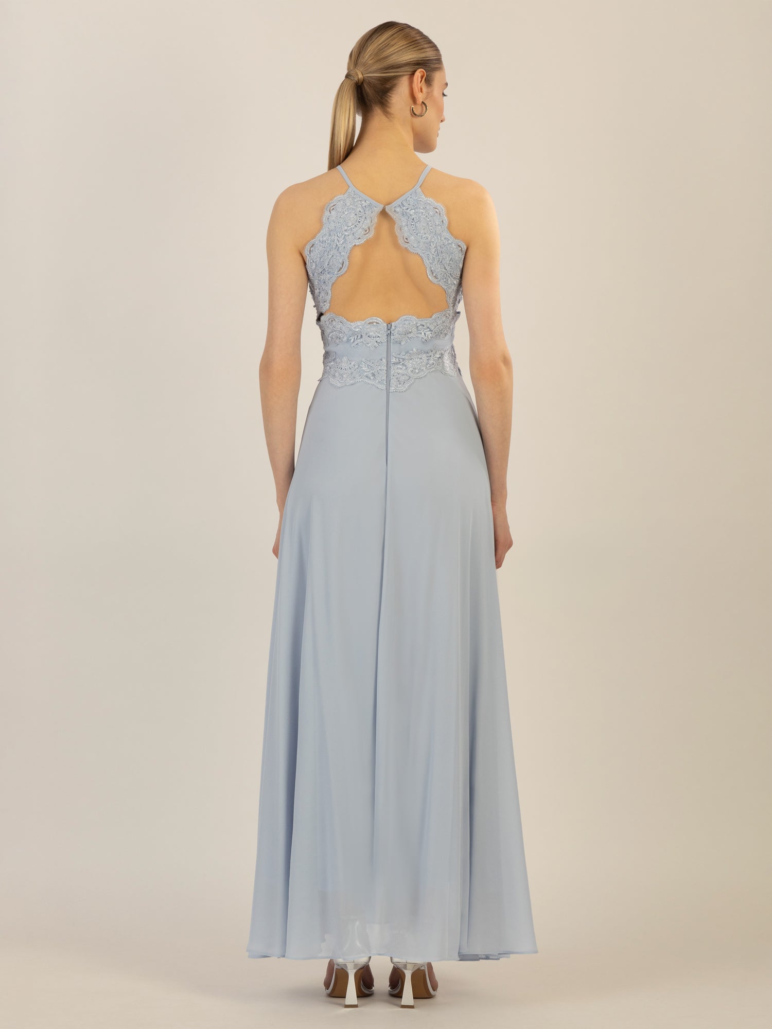 APART Abendkleid aus besticktem Mesh mit farbigen Perlen und Chiffon | hellblau