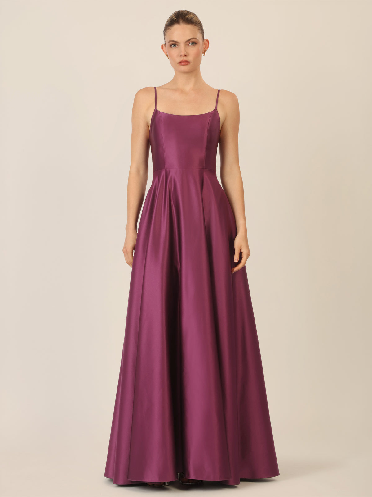 APART Langes Ballkleid aus Satin mit Spaghettiträgern | dunkel lila