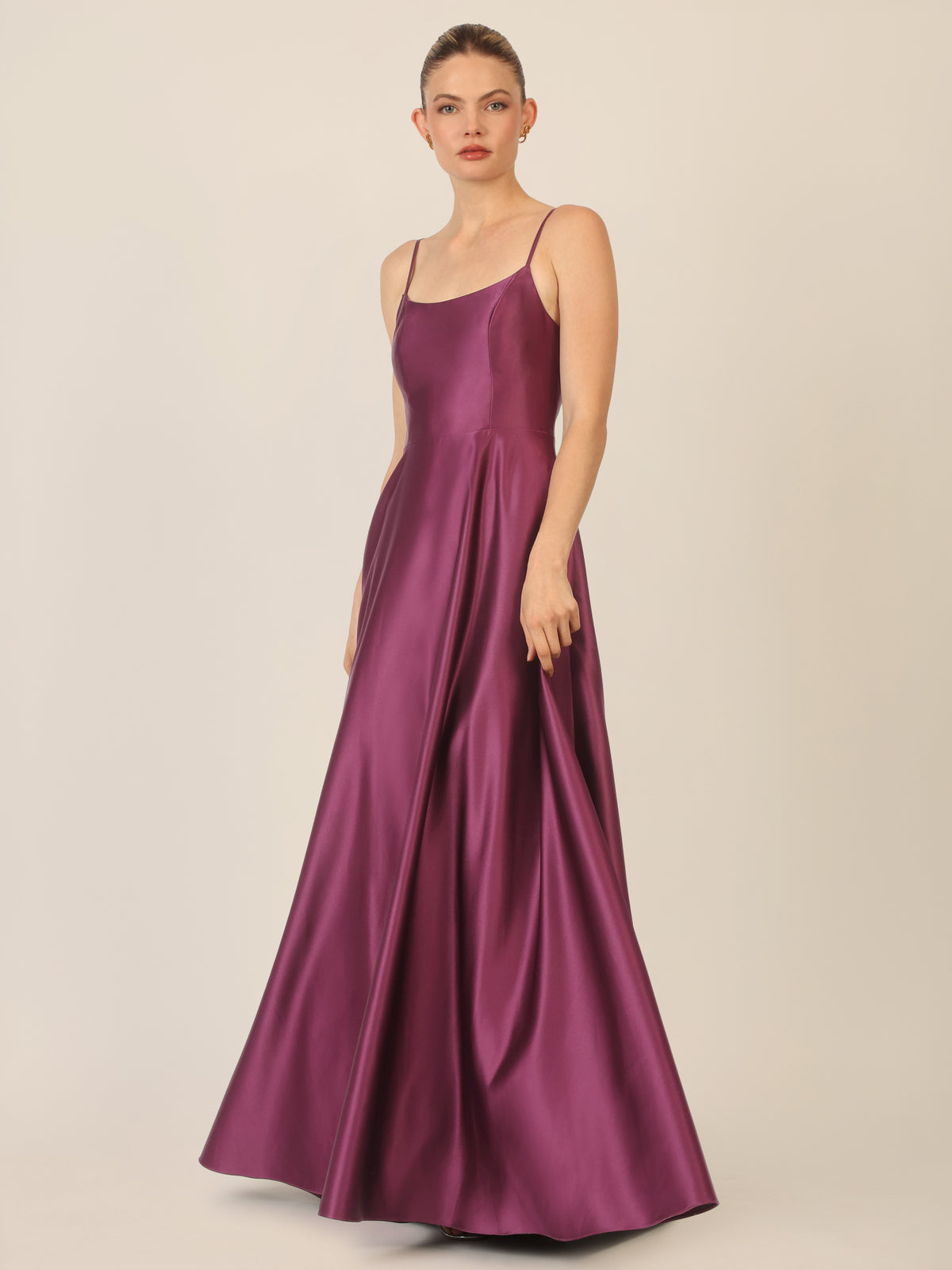 APART Langes Ballkleid aus Satin mit Spaghettiträgern | dunkel lila