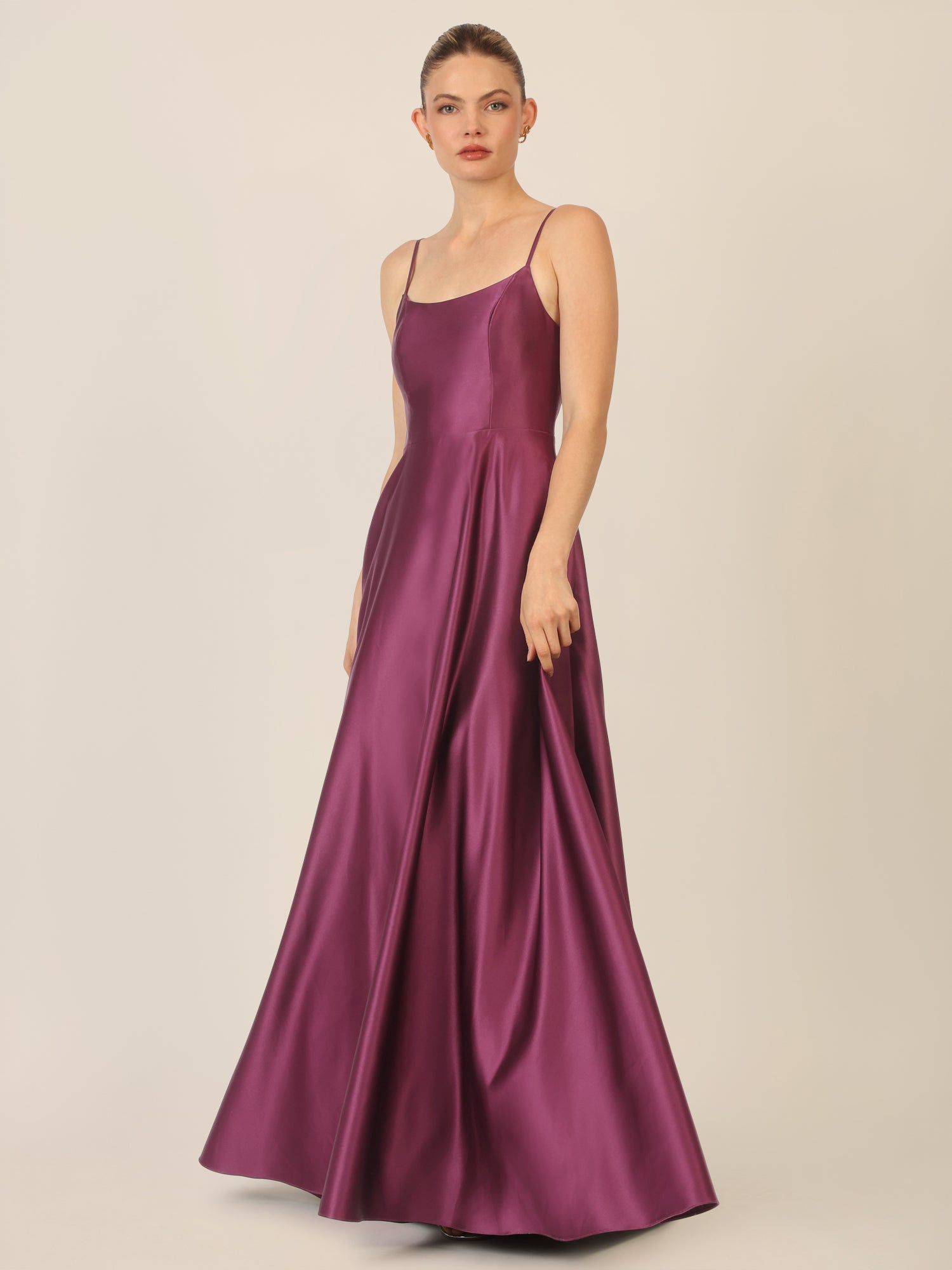 APART Langes Ballkleid aus Satin mit Spaghettiträgern | dunkel lila