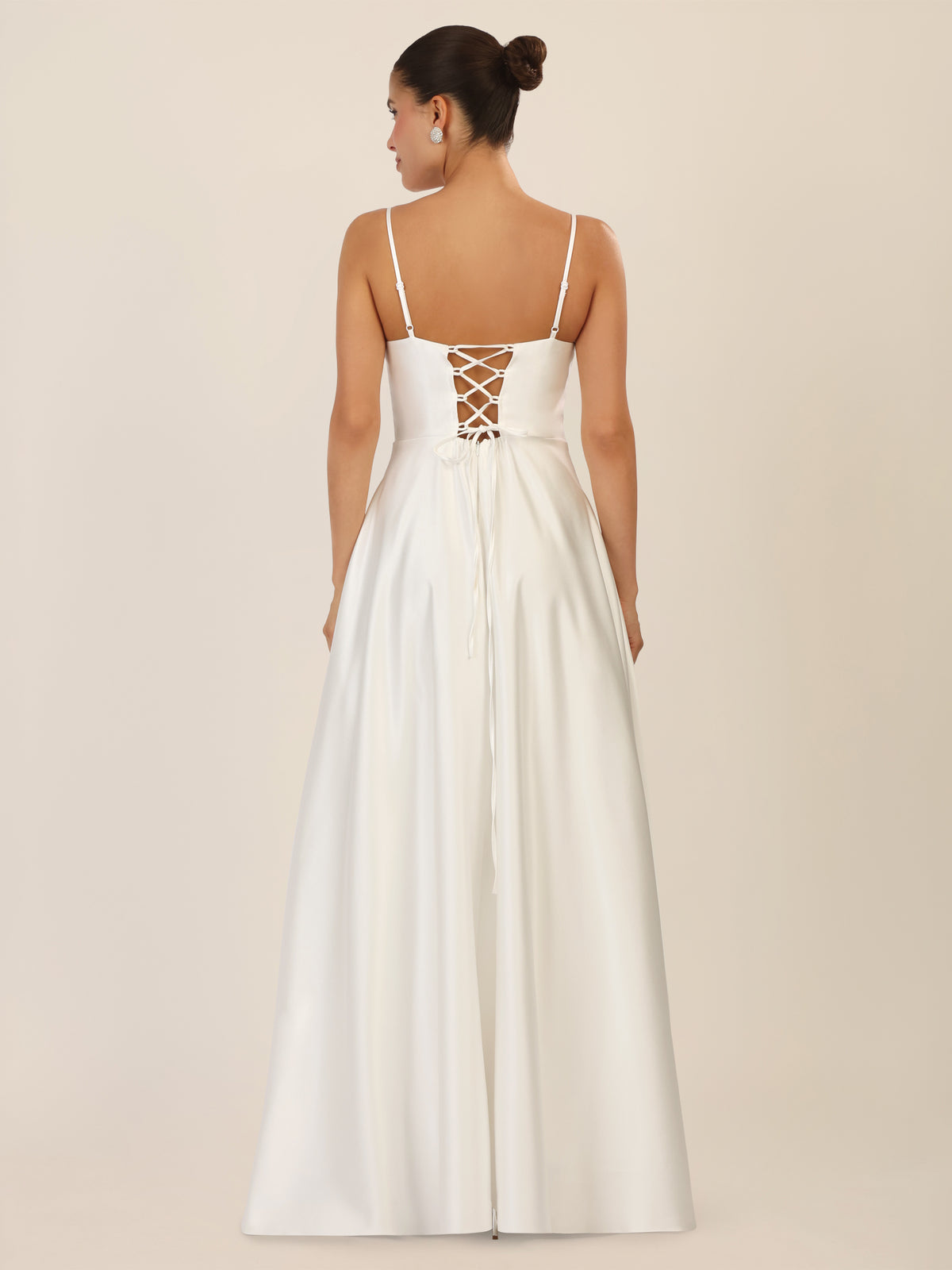 APART Langes Ballkleid aus Satin mit Spaghettiträgern | creme