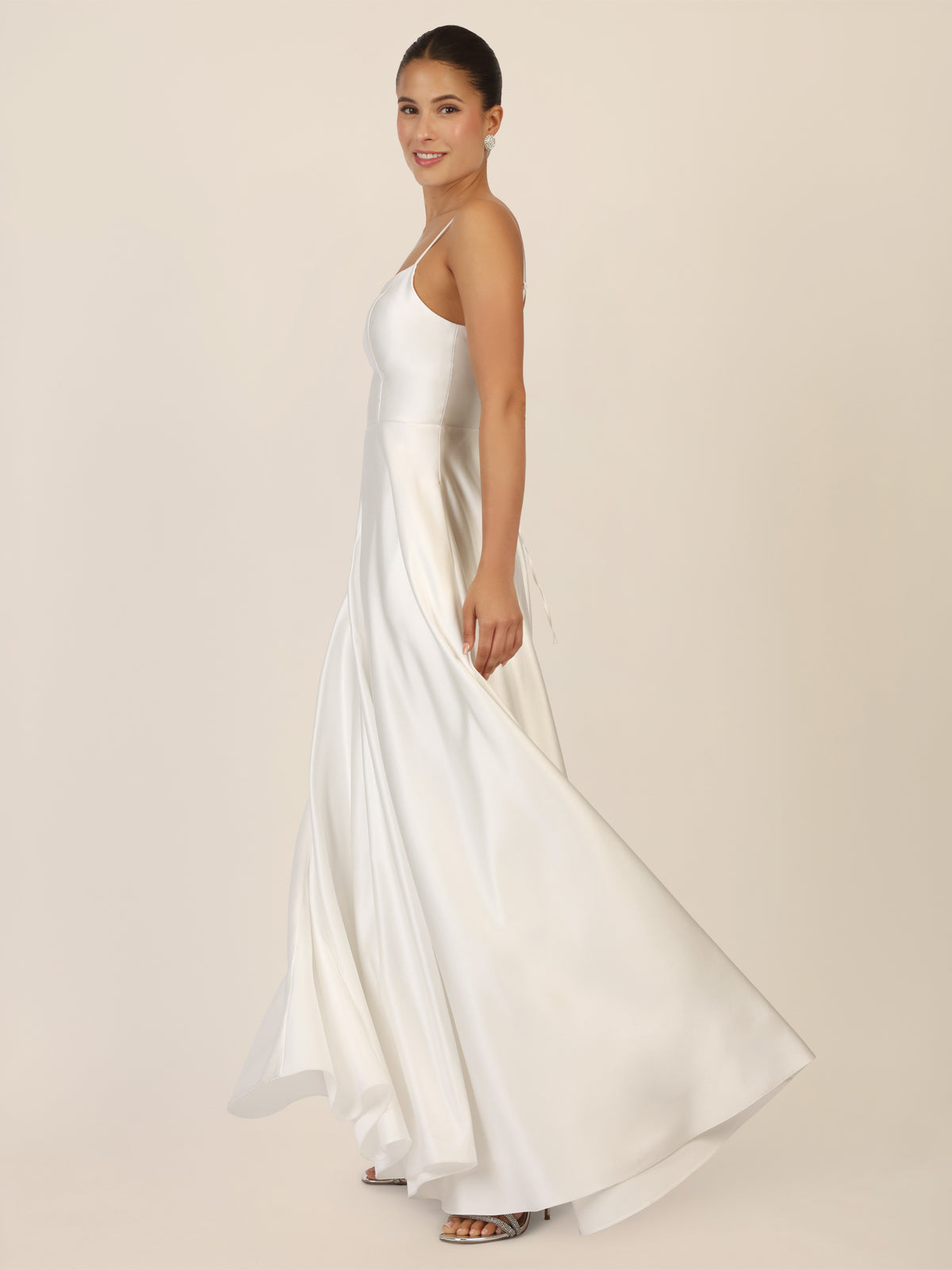 APART Langes Ballkleid aus Satin mit Spaghettiträgern | creme