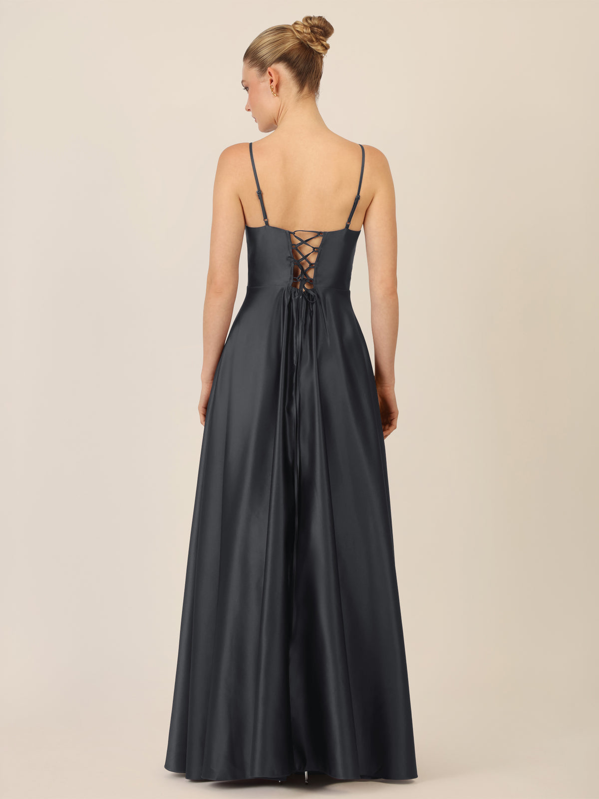 APART Langes Ballkleid aus Satin mit Spaghettiträgern | schwarz