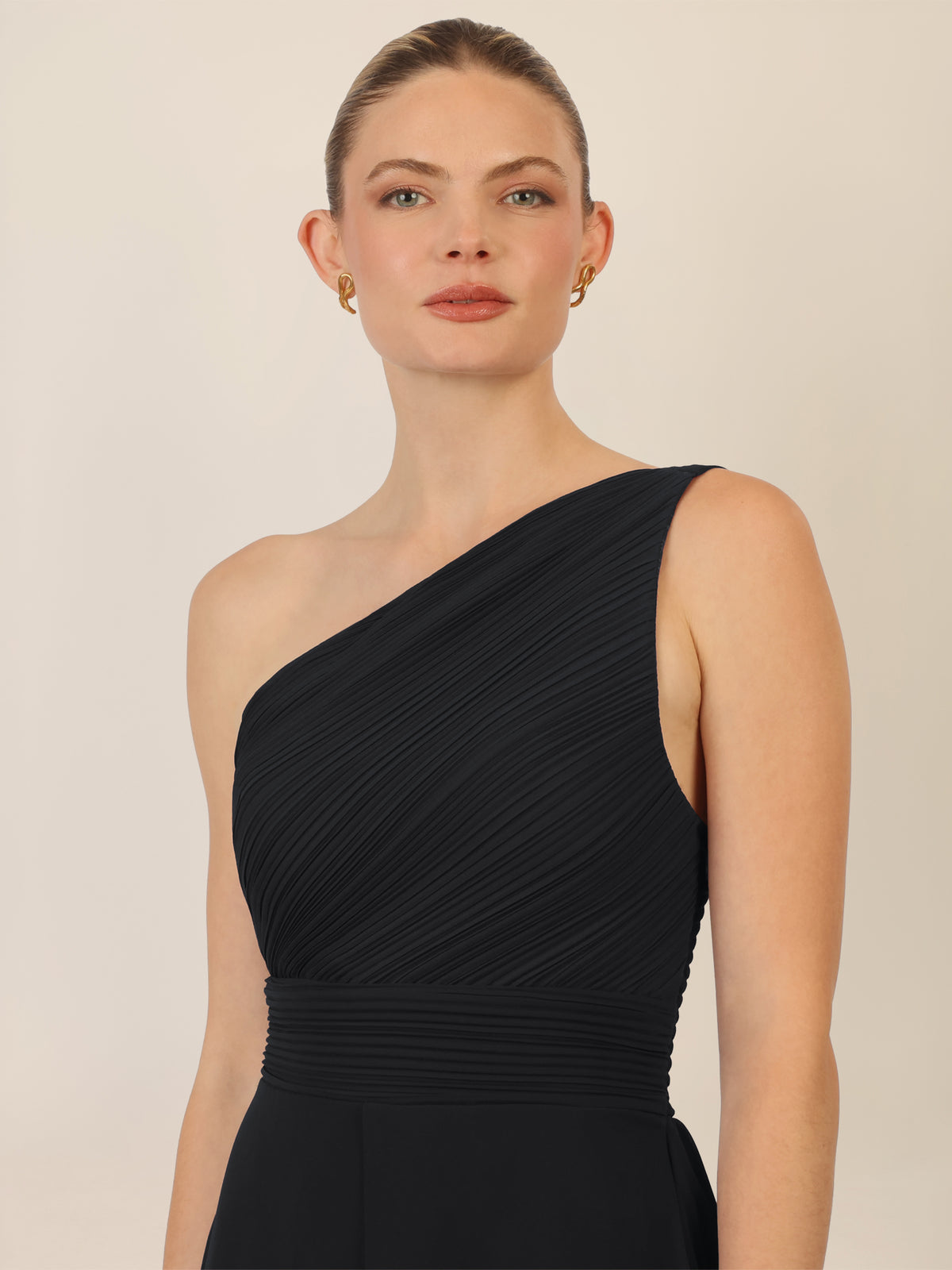 APART One-Shoulder Abendkleid mit Plisseedetail | schwarz
