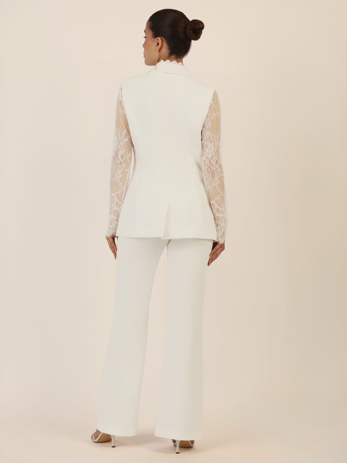 APART Hosenanzug  mit Spitzendetails und Zierkante | creme