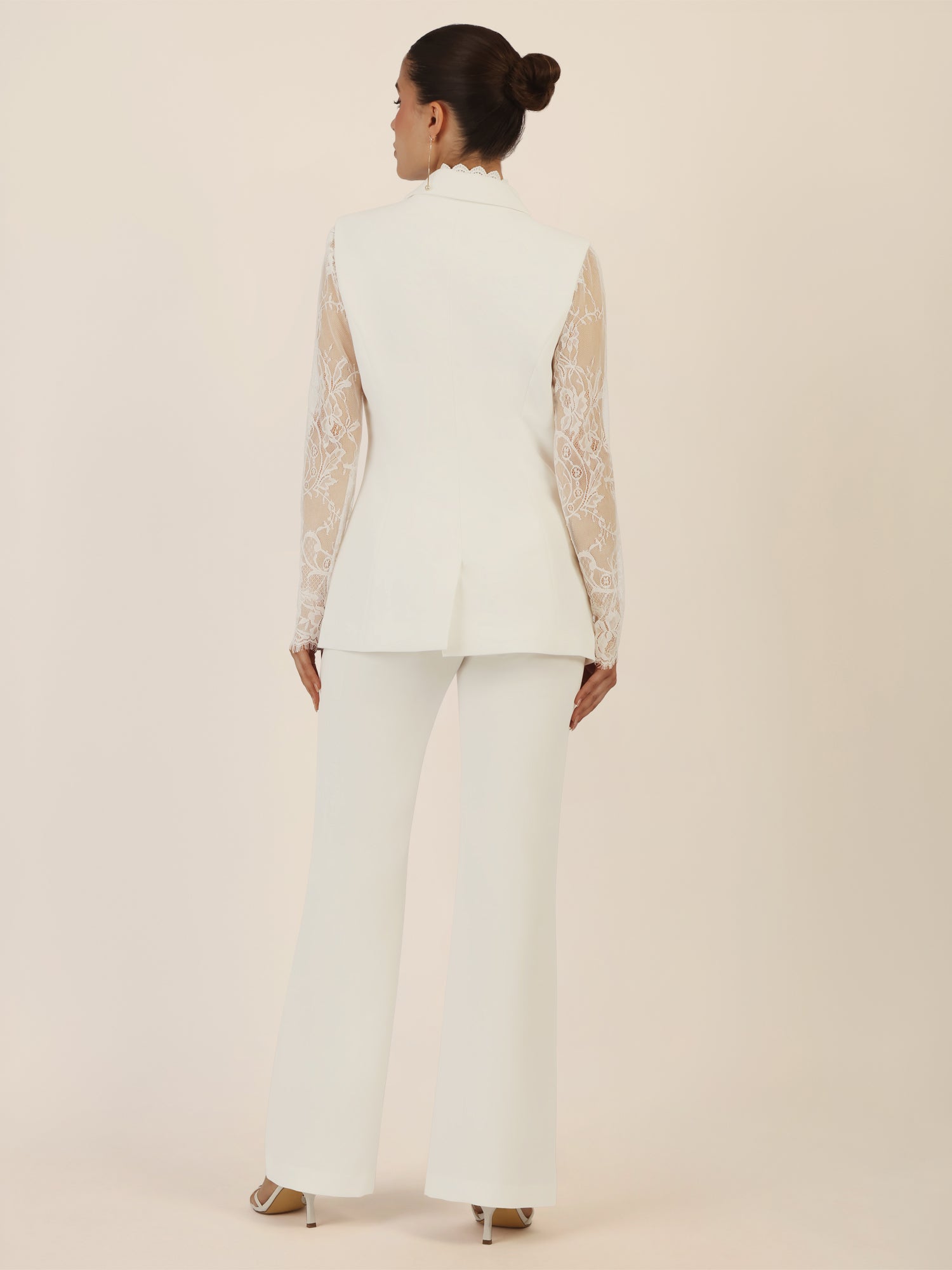 APART Hosenanzug  mit Spitzendetails und Zierkante | creme