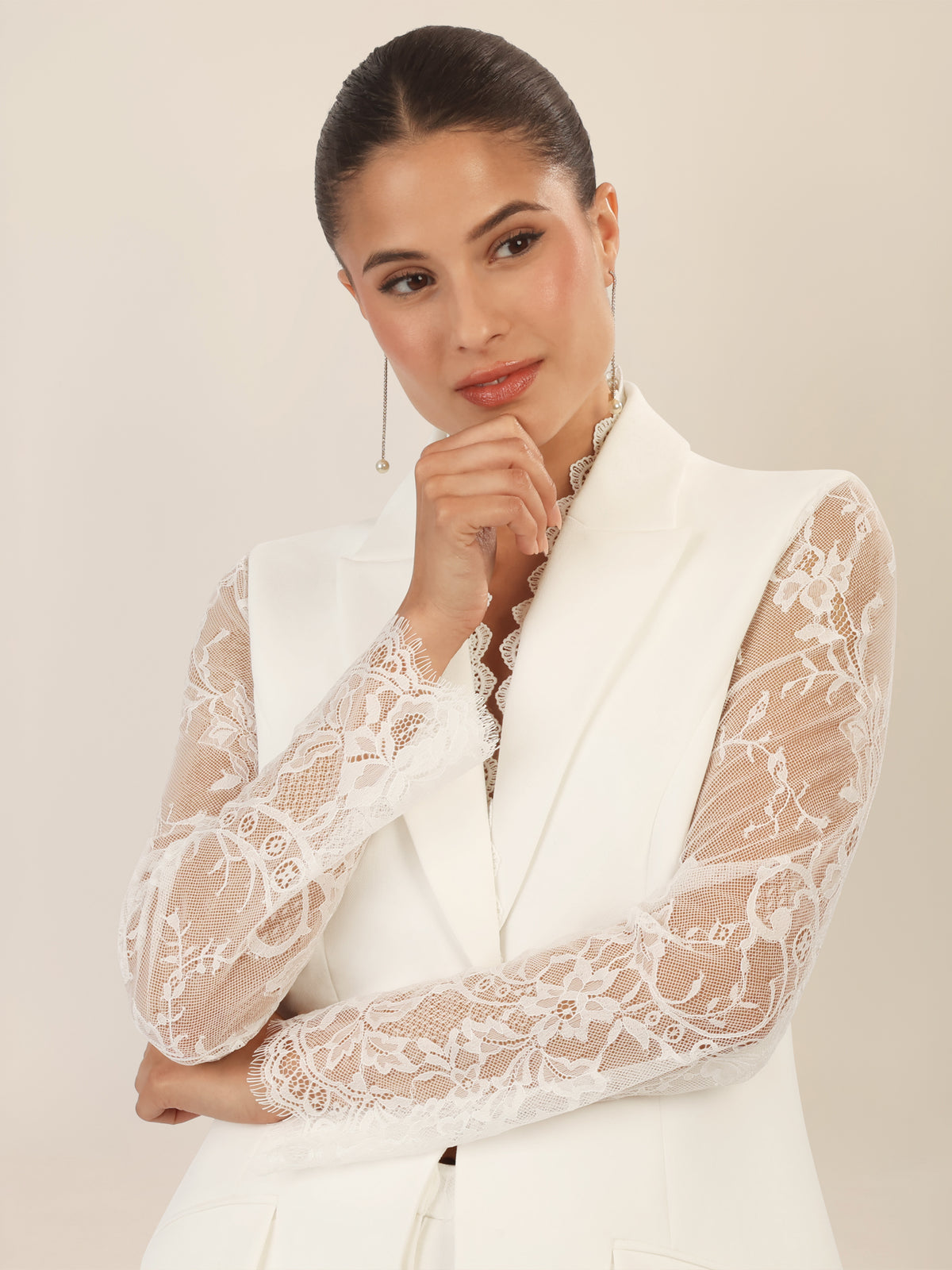 APART Hosenanzug  mit Spitzendetails und Zierkante | creme