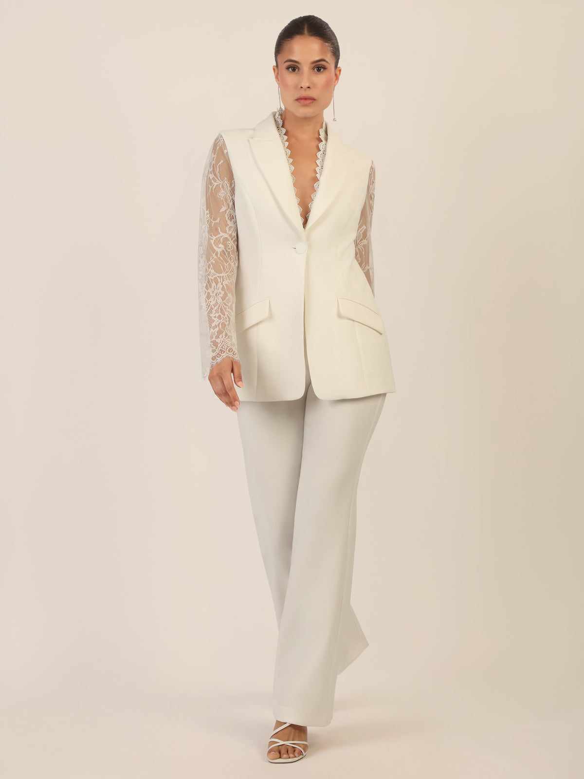 APART Hosenanzug  mit Spitzendetails und Zierkante | creme