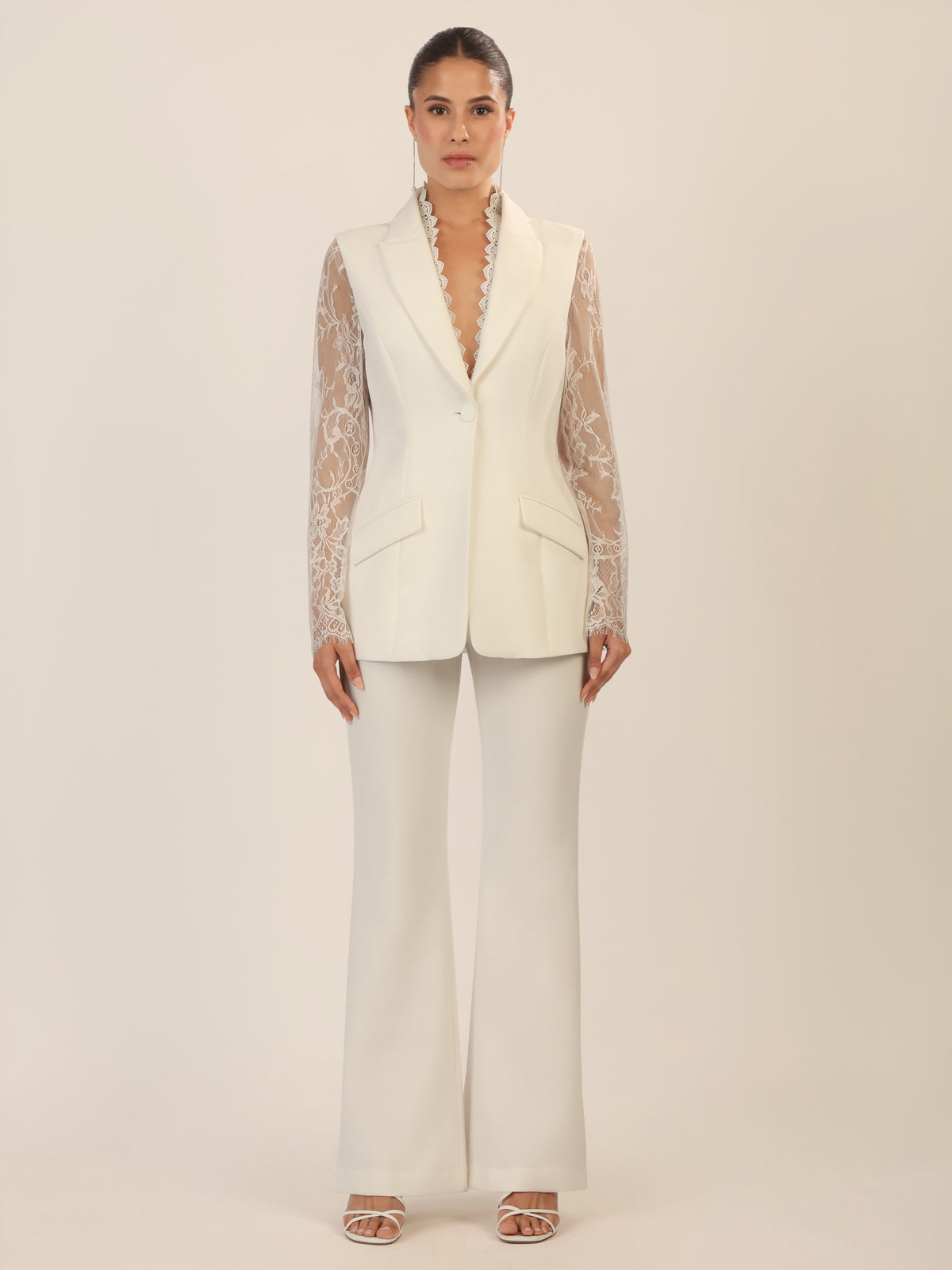 APART Hosenanzug  mit Spitzendetails und Zierkante | creme