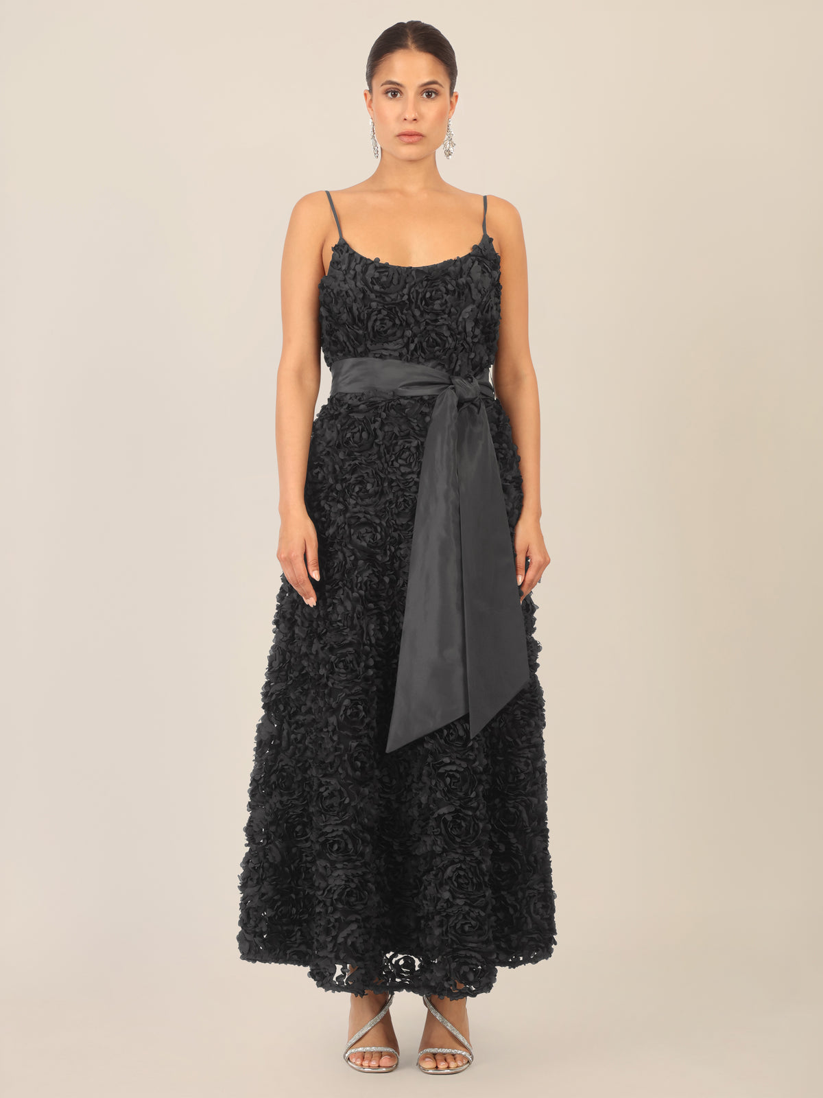 APART Cocktailkleid mit allover 3D-Rosenstruktur | schwarz