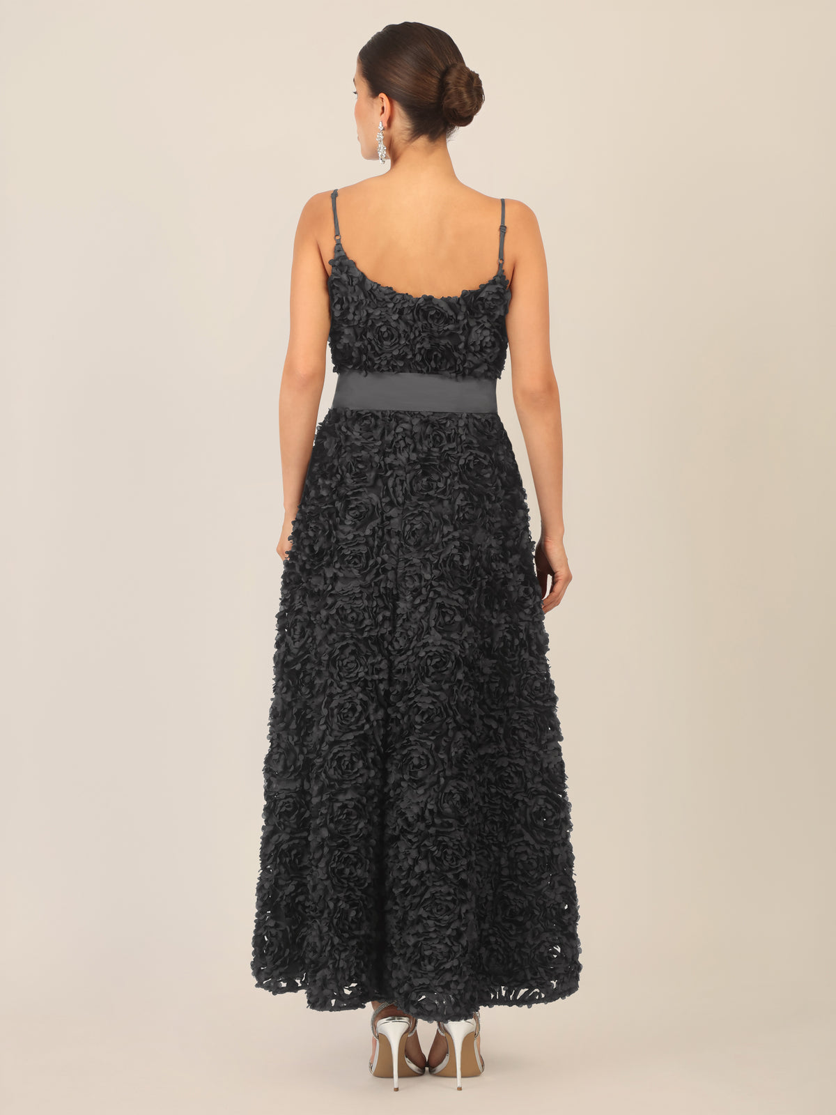 APART Cocktailkleid mit allover 3D-Rosenstruktur | schwarz