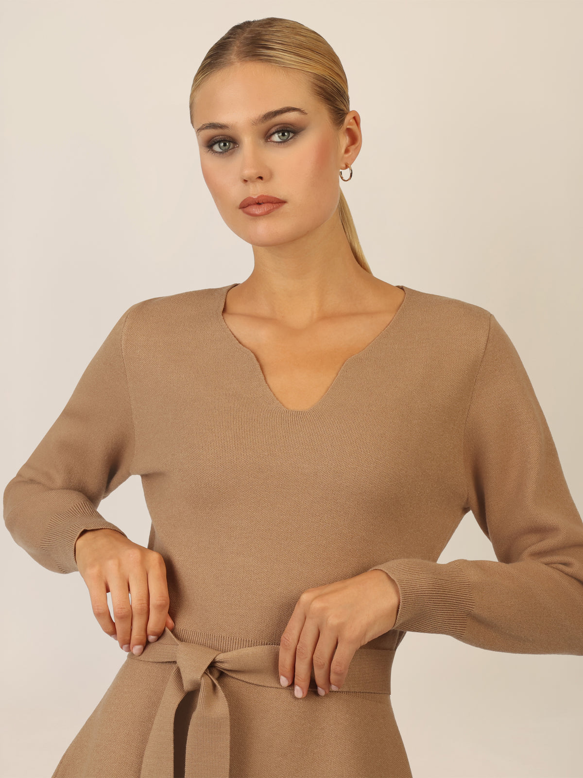 APART Strickkleid mit V-Ausschnitt | camel