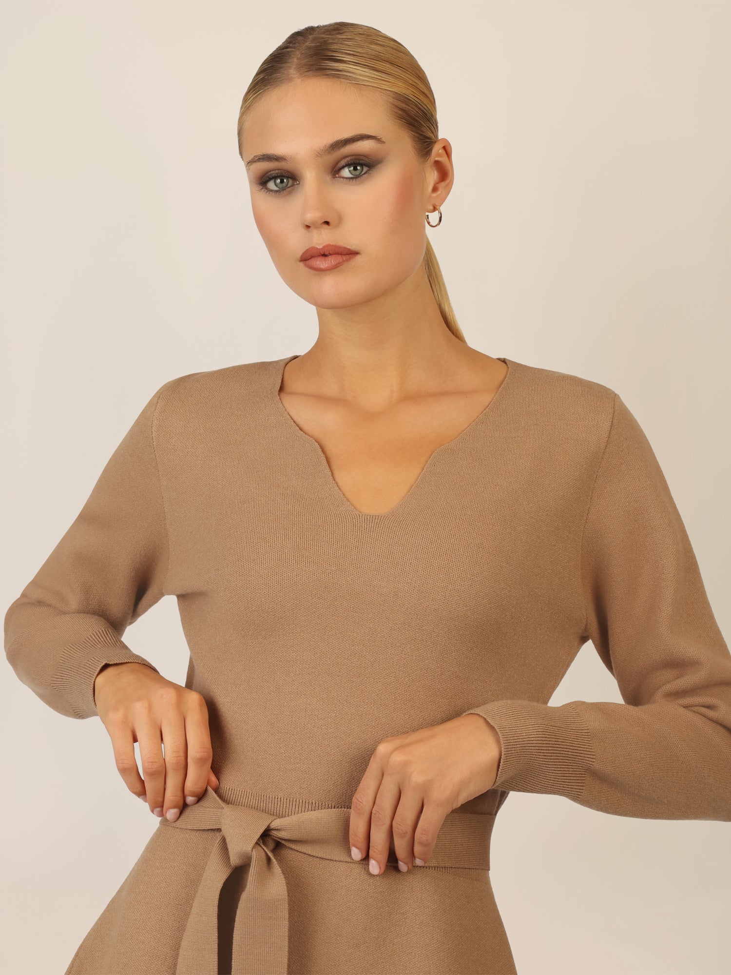 APART Strickkleid mit V-Ausschnitt | camel
