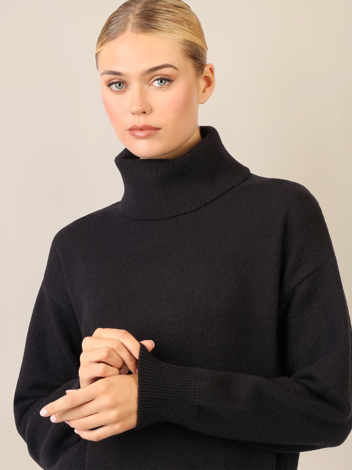 APART Overside Strickkleid mit überschnittene Schultern | schwarz