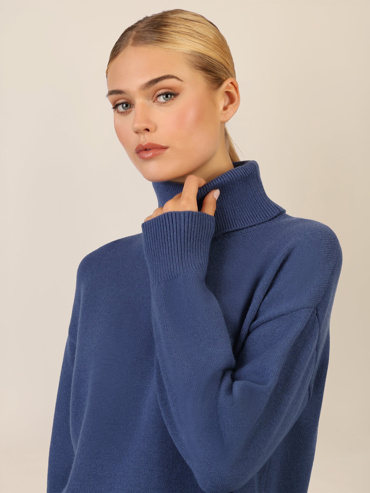 APART Overside Strickkleid mit überschnittene Schultern | mittelblau