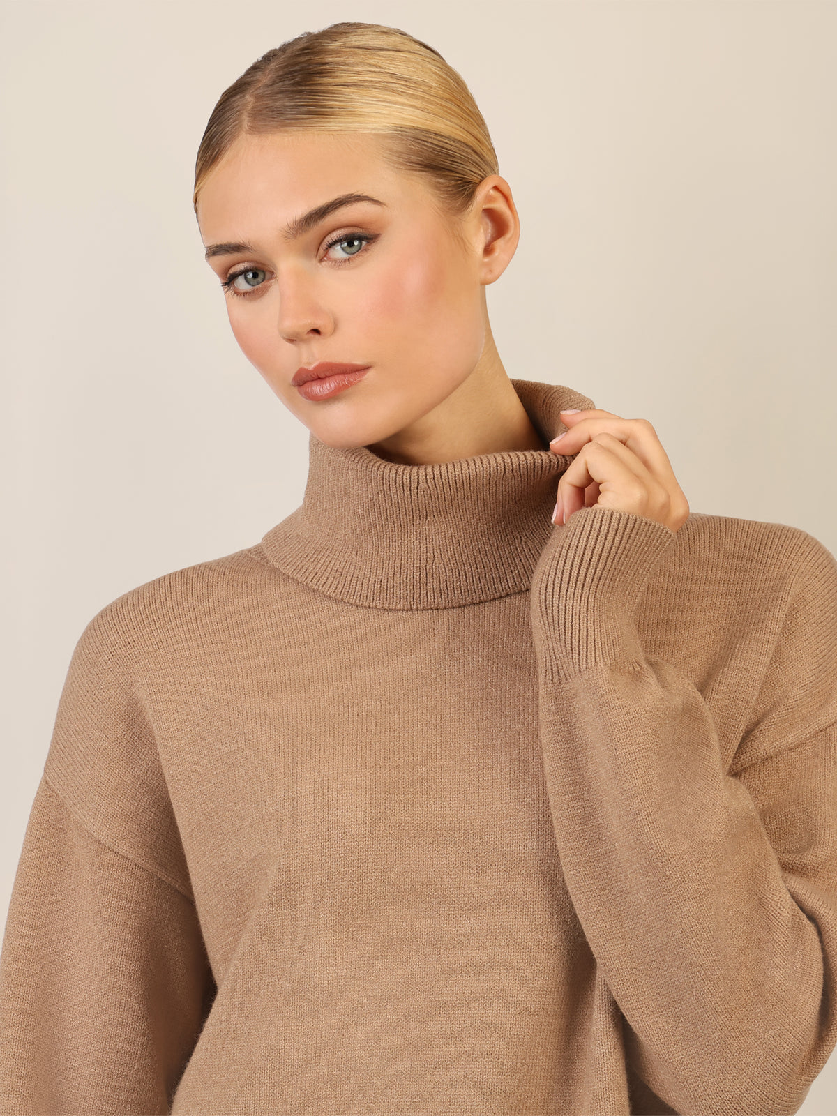APART Overside Strickkleid mit überschnittene Schultern | camel