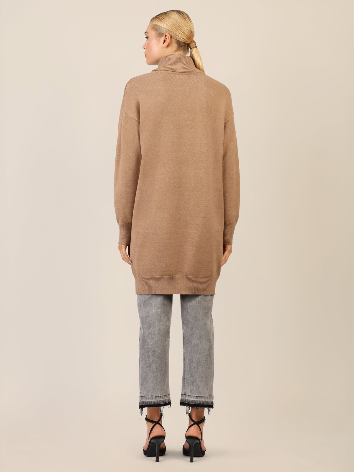 APART Overside Strickkleid mit überschnittene Schultern | camel