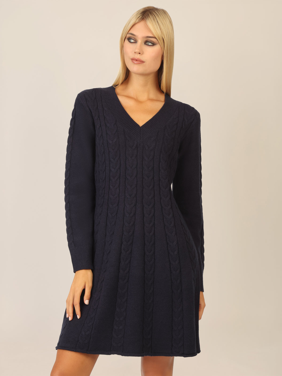 APART Strickkleid mit Zopfmuster und V-Ausschnitt | nachtblau