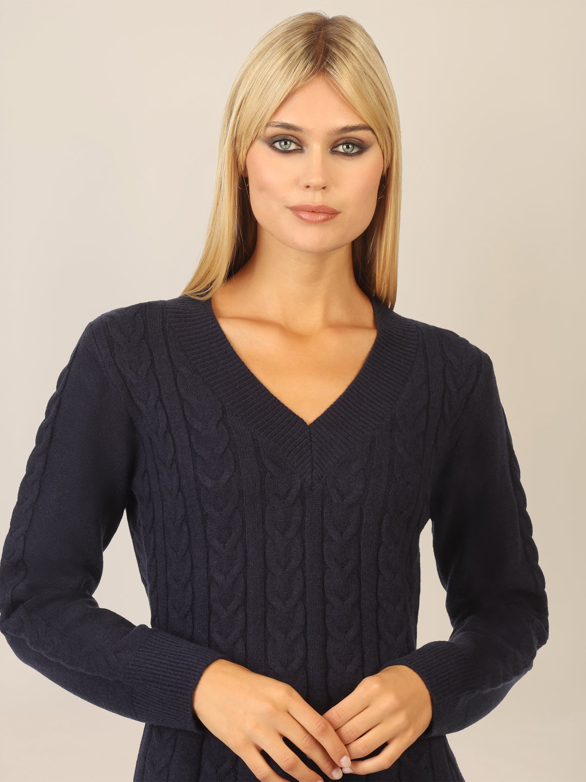 APART Strickkleid mit Zopfmuster und V-Ausschnitt | nachtblau