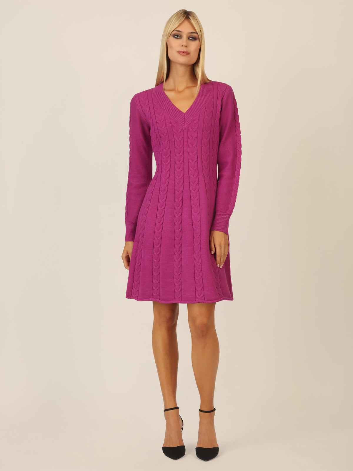 APART Strickkleid mit Zopfmuster und V-Ausschnitt | lila