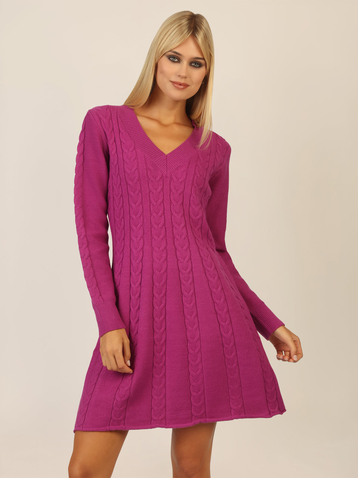 APART Strickkleid mit Zopfmuster und V-Ausschnitt | lila