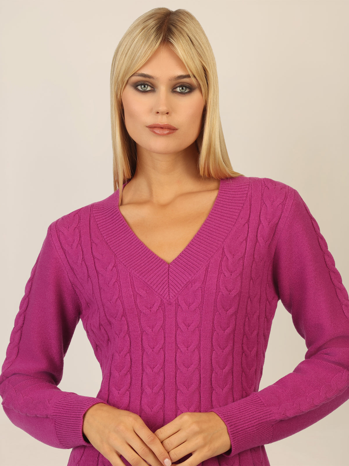 APART Strickkleid mit Zopfmuster und V-Ausschnitt | lila