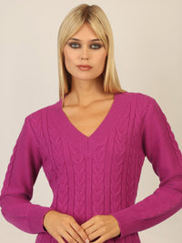 APART Strickkleid mit Zopfmuster und V-Ausschnitt | lila