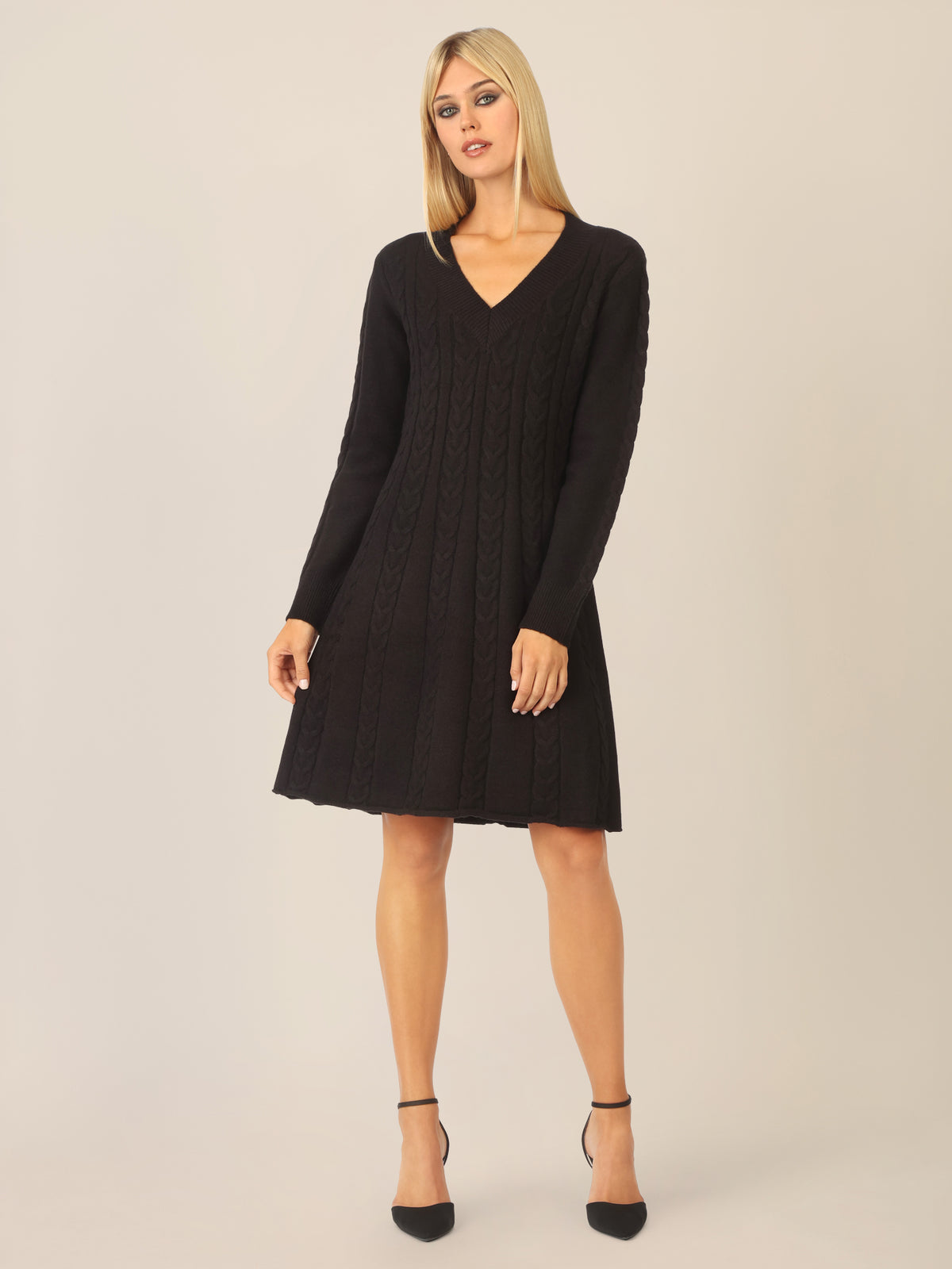 APART Strickkleid mit Zopfmuster und V-Ausschnitt | schwarz