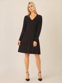 APART Strickkleid mit Zopfmuster und V-Ausschnitt | schwarz