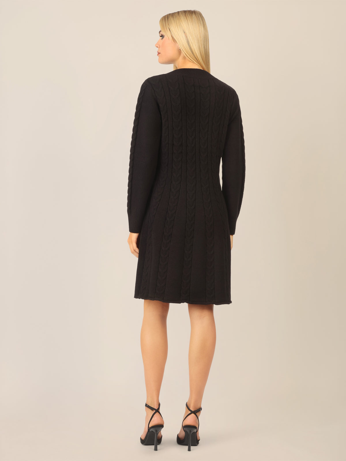 APART Strickkleid mit Zopfmuster und V-Ausschnitt | schwarz