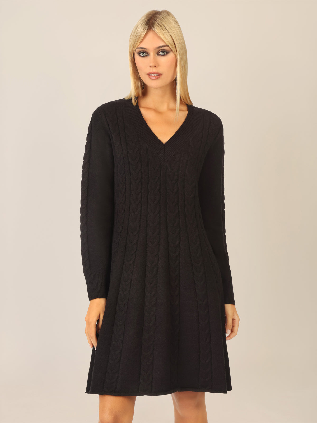 APART Strickkleid mit Zopfmuster und V-Ausschnitt | schwarz