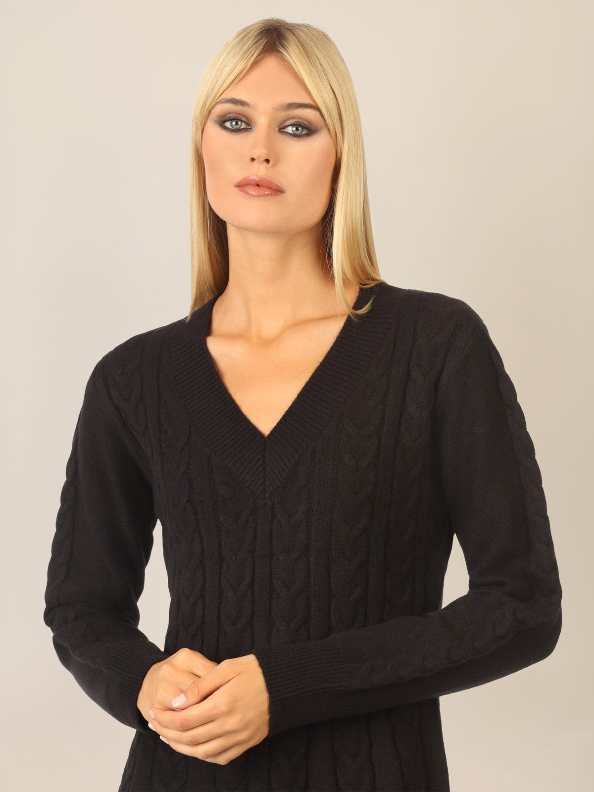 APART Strickkleid mit Zopfmuster und V-Ausschnitt | schwarz
