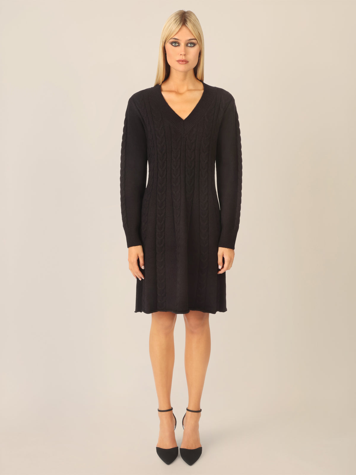 APART Strickkleid mit Zopfmuster und V-Ausschnitt | schwarz