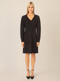 APART Strickkleid mit Zopfmuster und V-Ausschnitt | schwarz