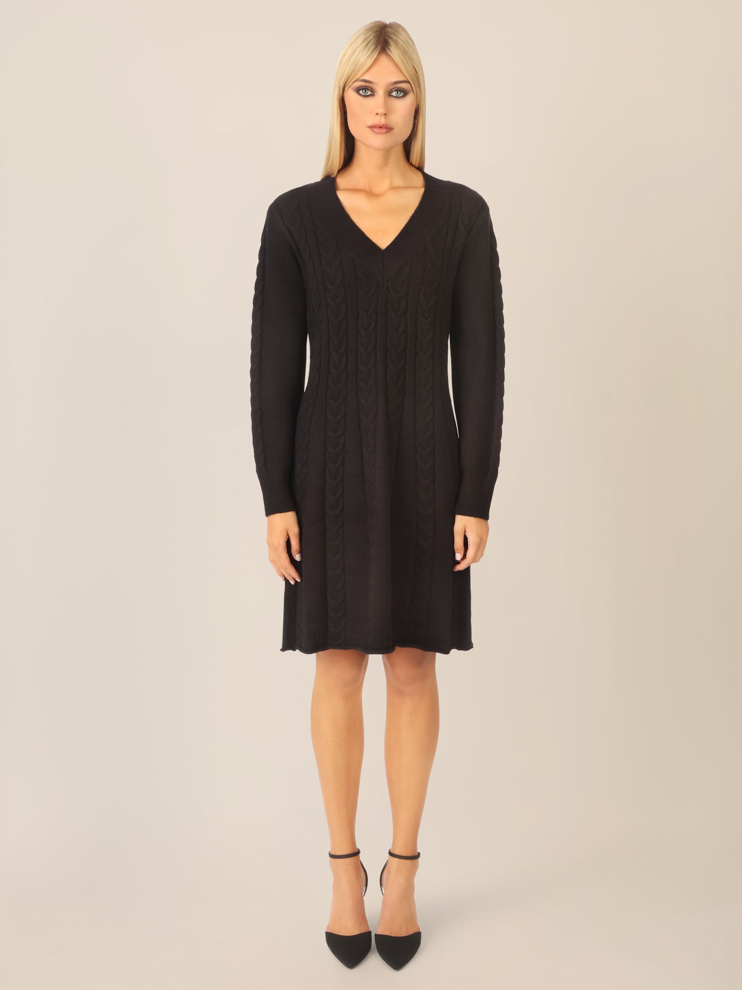 APART Strickkleid mit Zopfmuster und V-Ausschnitt | schwarz