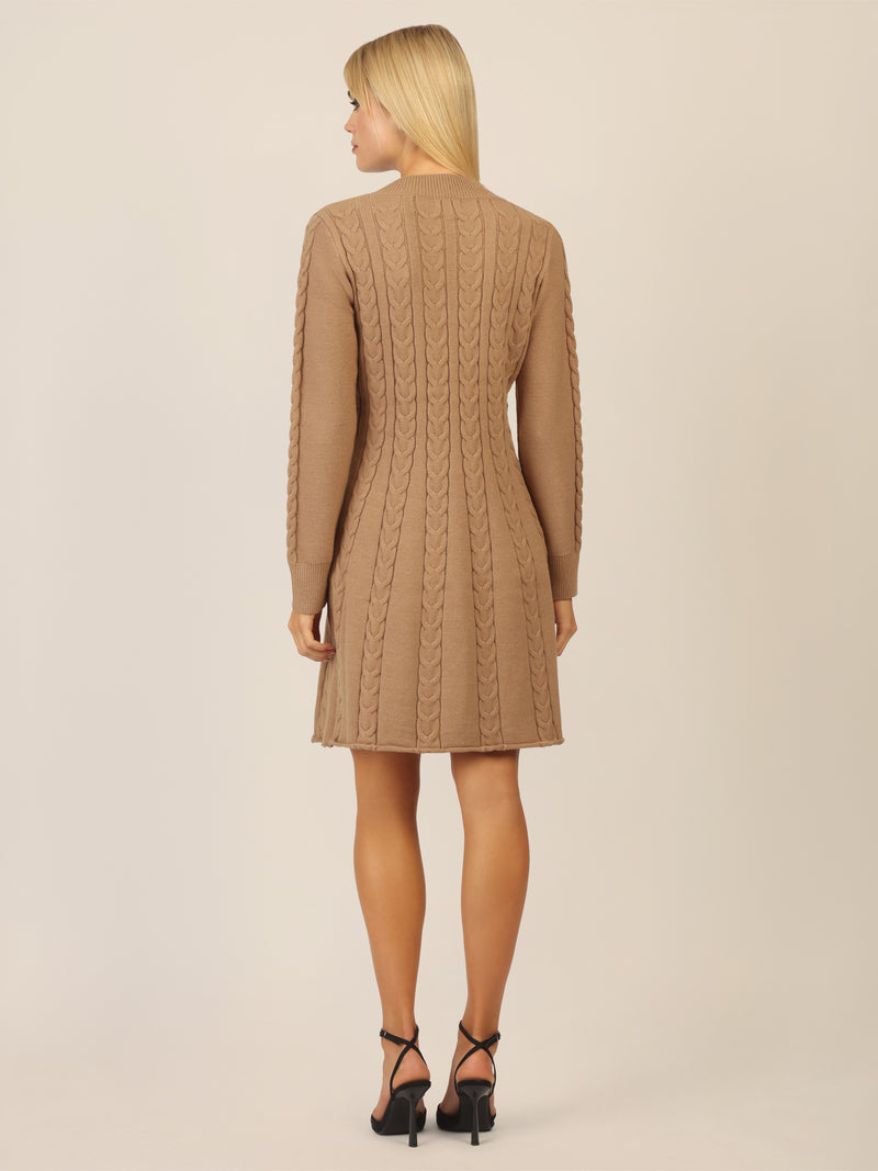 APART Strickkleid mit Zopfmuster und V-Ausschnitt | camel