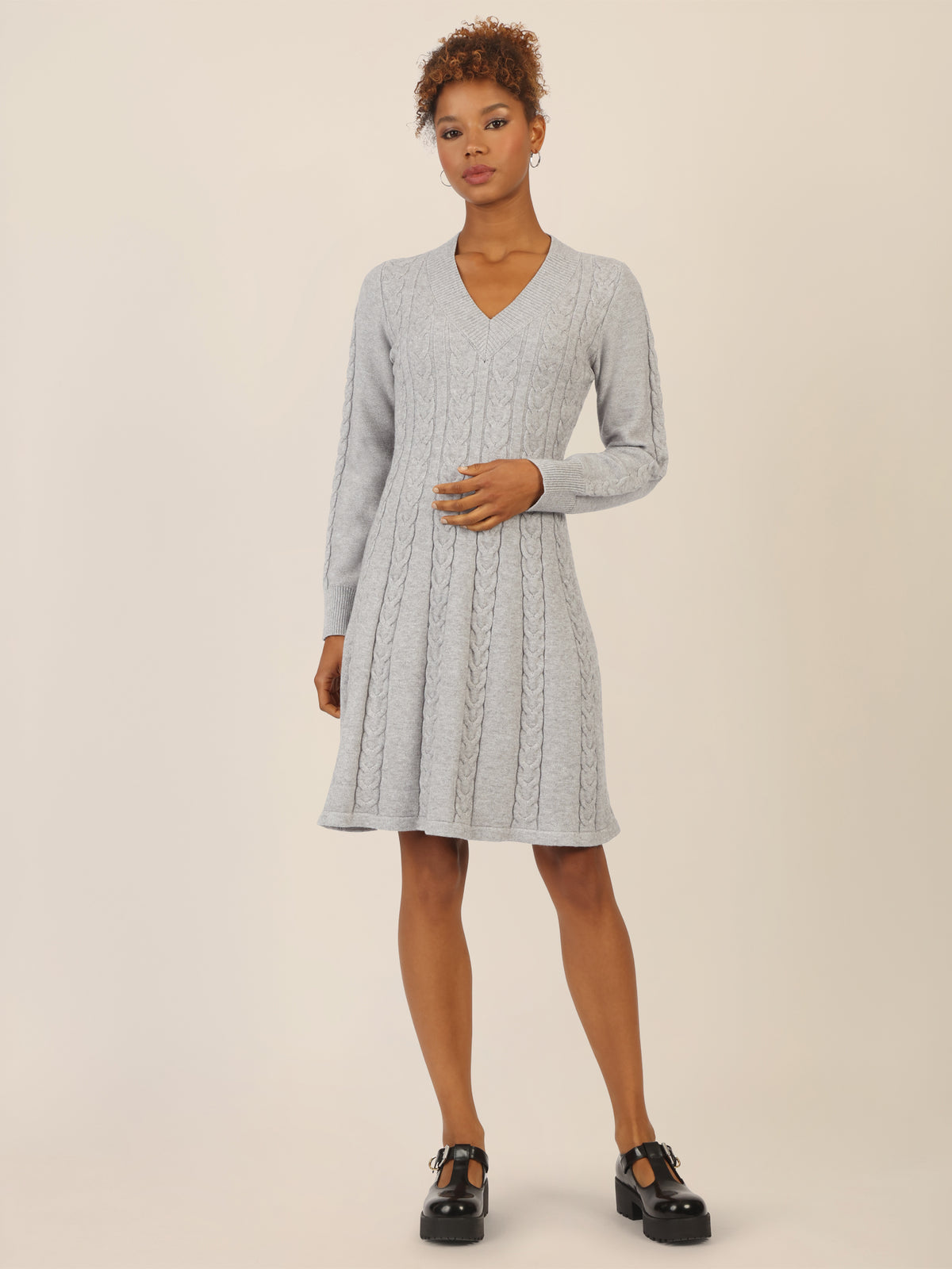 APART Strickkleid mit Zopfmuster und V-Ausschnitt | graumeliert