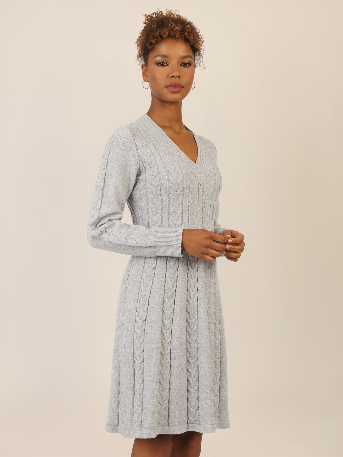 APART Strickkleid mit Zopfmuster und V-Ausschnitt | graumeliert