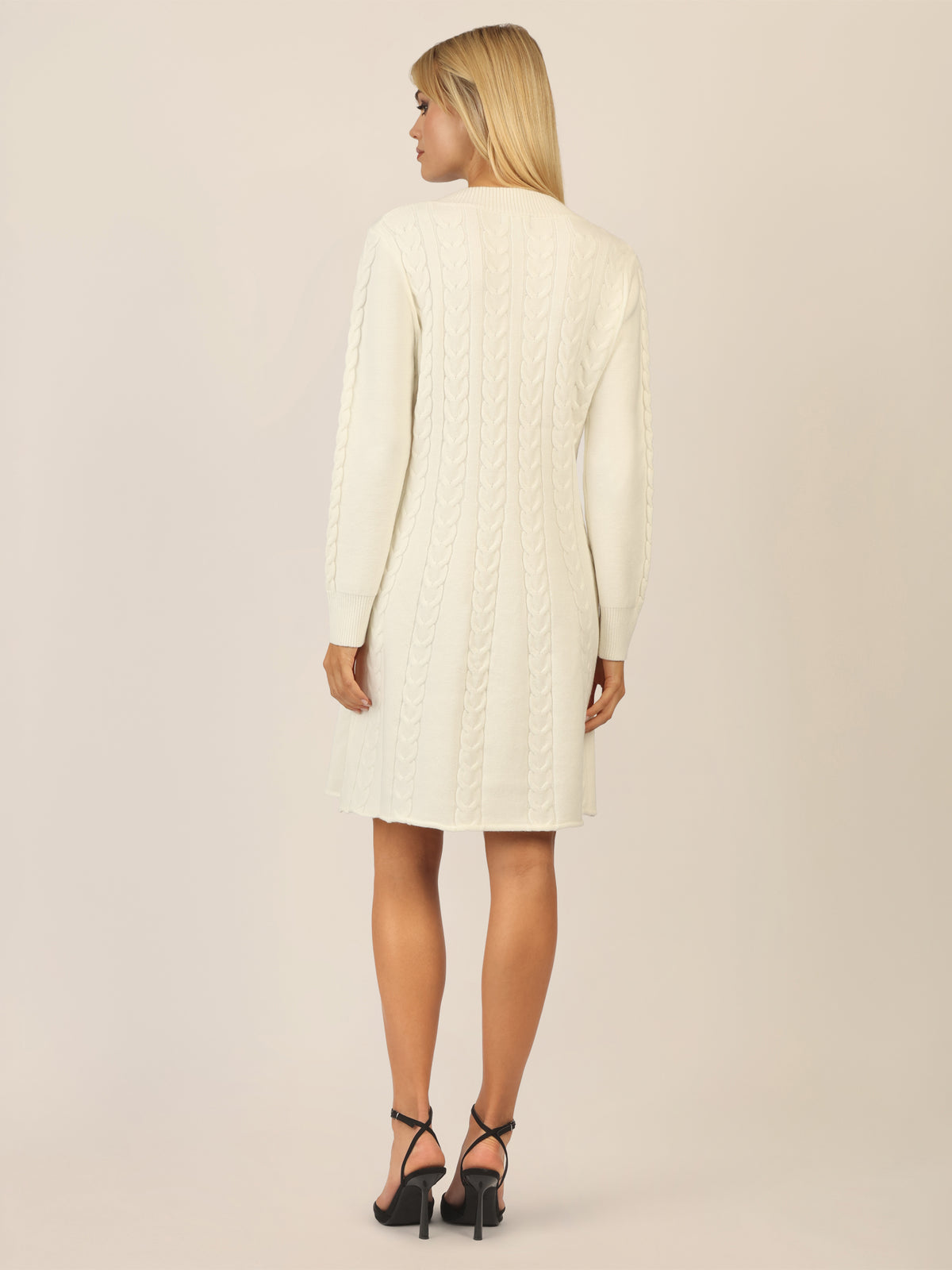 APART Strickkleid mit Zopfmuster und V-Ausschnitt | creme