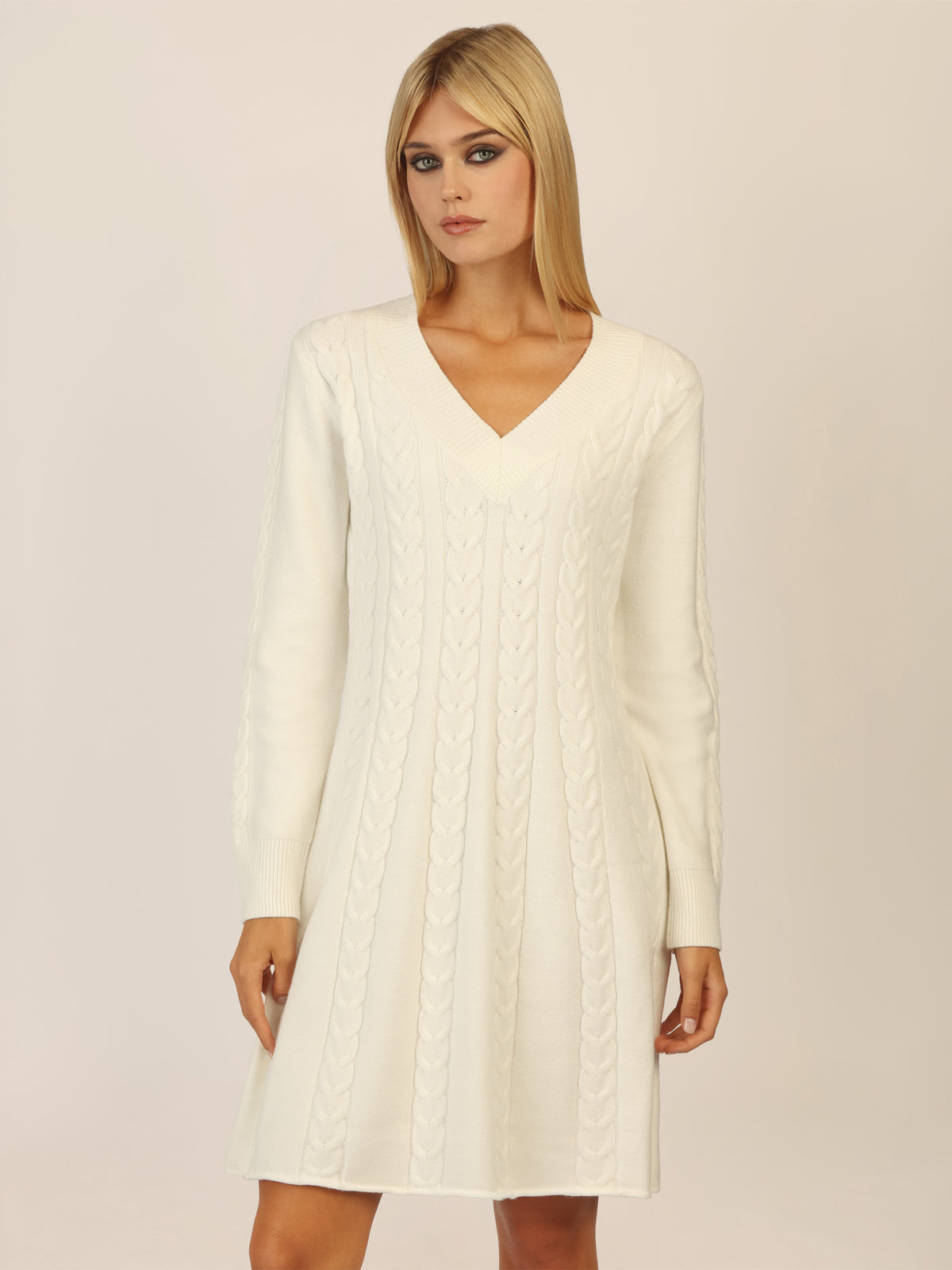 APART Strickkleid mit Zopfmuster und V-Ausschnitt | creme