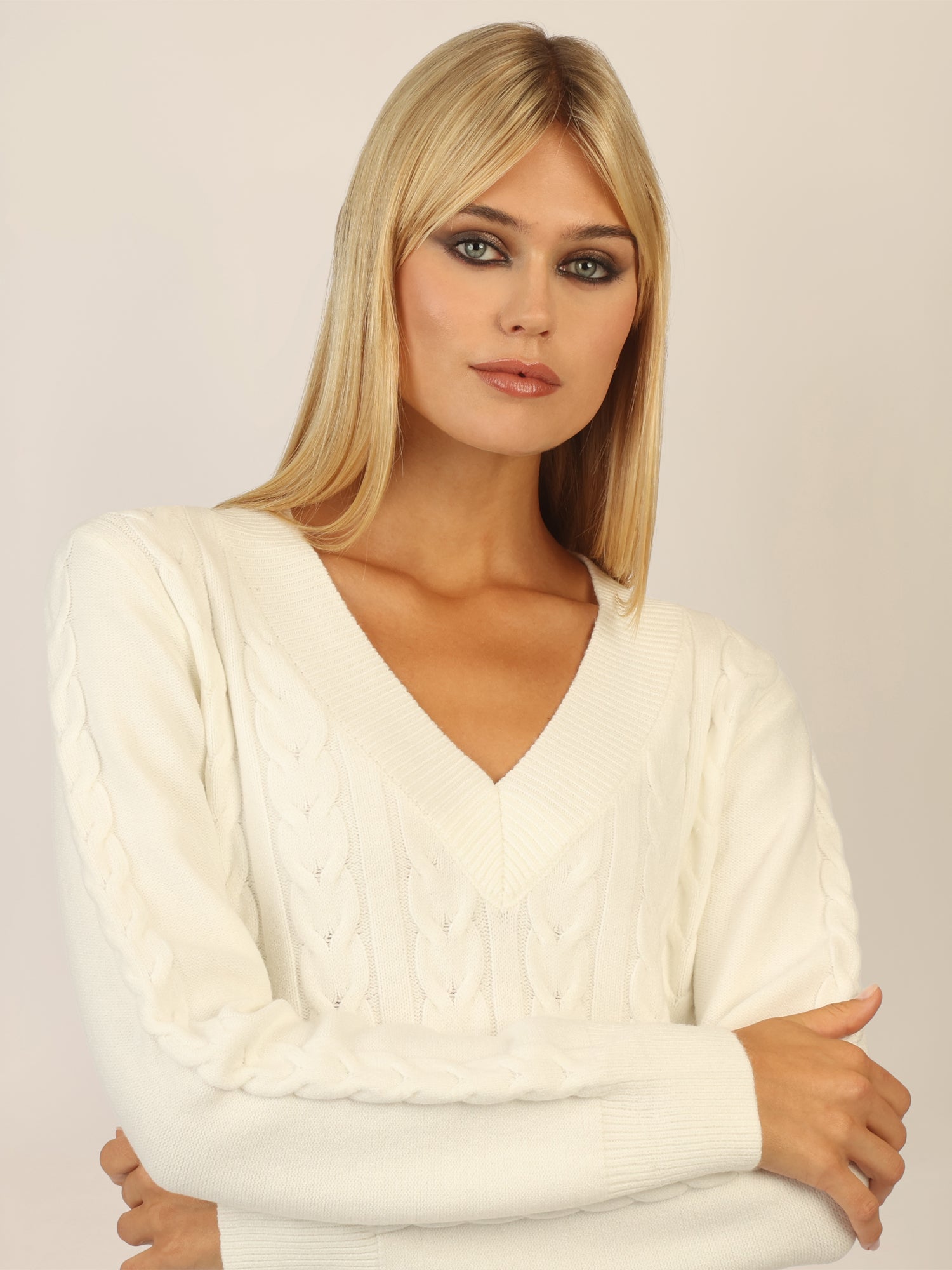 APART Strickkleid mit Zopfmuster und V-Ausschnitt | creme
