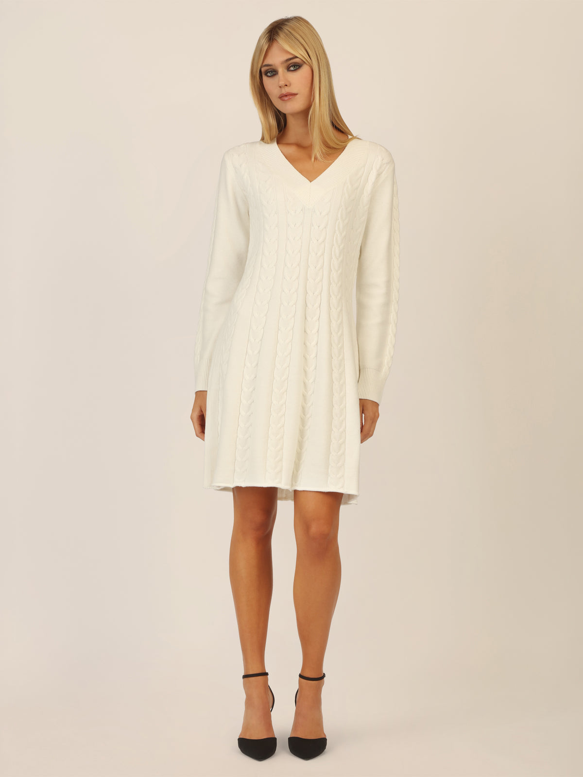 APART Strickkleid mit Zopfmuster und V-Ausschnitt | creme