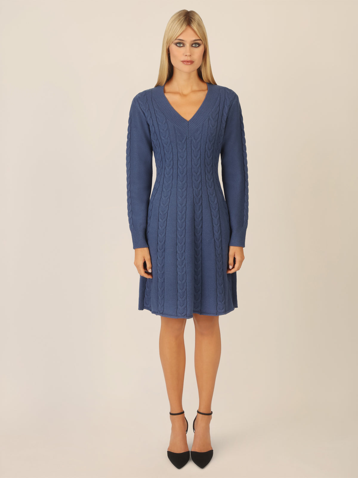 APART Strickkleid mit Zopfmuster und V-Ausschnitt | mittelblau